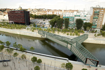 La pasarela con forma de 'Y' que une las dos orillas del Manzanares frente al estadio Vicente Calderón.