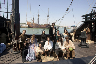 Los actores de  El corazón del océano  durante un descanso del rodaje, ayer en El Puerto de Santa María (Cádiz).