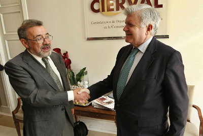 José Vicente González recibe la felicitación del anterior presidente de Cierval, Rafael Ferrando.