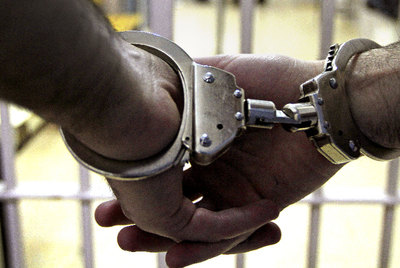 Un esposado en los calabozos de un juzgado de Madrid.