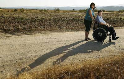 Gavril Gavris y su esposa Corina, en el camino de tierra que lleva a la finca donde sufrió el accidente.