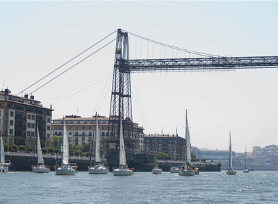 La Regata de Transbordadores llega a la meta del Puente Colgante