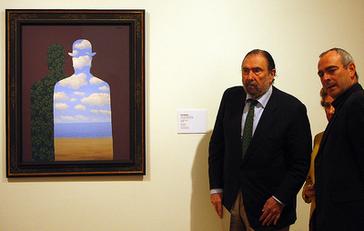 El director del Museo de Bellas Artes de Bilbao, Javier Viar (izquierda), junto al veconsejero de Cultura, Antonio Rivera, ayer en la presentación del cuadro de Magritte  La Belle Société .