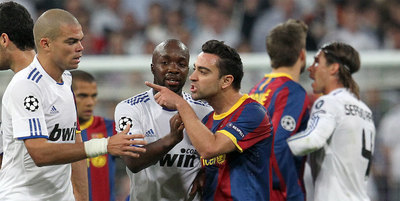 Pepe y Xavi (Lass entre ellos), en un clásico de la temporada pasada. Al fondo, Piqué y Ramos.