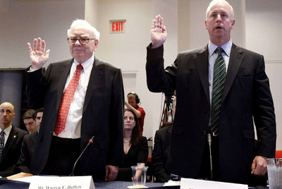 Warren Buffett (izquierda) y Raymond W. McDaniel, presidente de Moody's, ante la Comisión del Congreso que investigó la crisis.