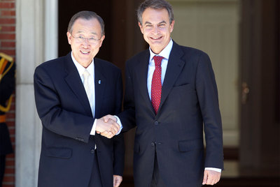 Ban Ki-moon saluda ayer a Rodríguez Zapatero en La Moncloa.