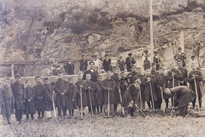 Los alumnos de la escuela Pro Val Miñor, en la granja escuela del centro junto a su maestro Eladio Ferreiro.