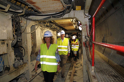 Ana Botella, seguida de Alberto Ruiz-Gallardón, en la visita al colector en obras.