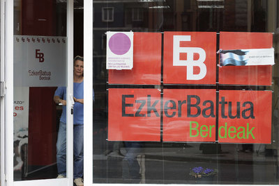 Acceso a la sede de Ezker Batua en Vitoria, ayer durante la jornada de referéndum de sus afiliados en Álava.