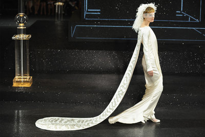 Modelo diseñado por Karl Lagerfeld para la colección otoñoinvierno de Chanel.