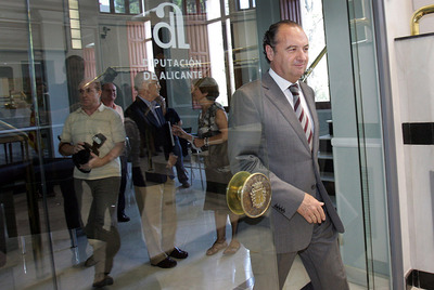 José Joaquín Ripoll abandona solo la Diputación de Alicante, que preside hasta el próximo miércoles, tras el último pleno.