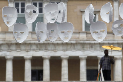 Máscaras ante el Parlamento griego que representan a los diputados que aprobaron el recorte.