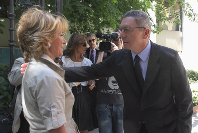 Esperanza Aguirre saluda a Alberto Ruiz-Gallardón antes de la inauguración de un centro de innovación del BBVA.
