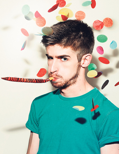  Aleix Saló, autor de  Españistán, este país se va a la mierda,  celebrando el éxito de sus viñetas críticas. 