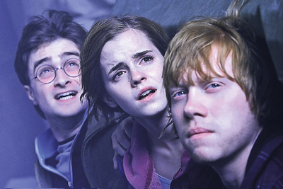  Daniel Radcliffe, Emma Watson y Rupert Grint, matando lo que les queda de infancia en el episodio final de  Harry Potter.  