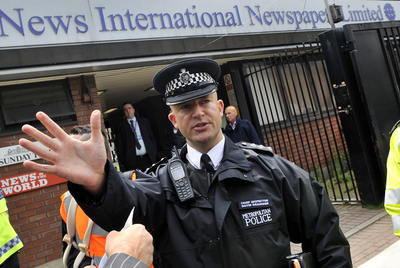 Un policía en la sede de News International (editora de  News of the world),  ayer.