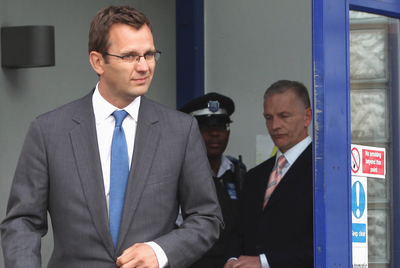 El exdirector de  News of the World  y antiguo jefe de Comunicación de David Cameron, Andy Coulson, al salir de comisaría.