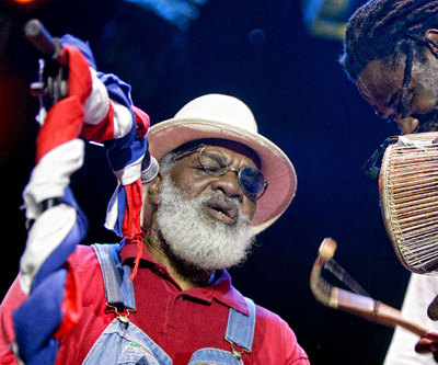 Actuación de Playing For Chance.