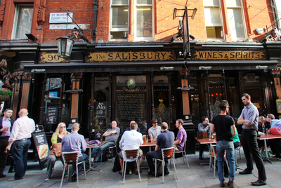 El  pub  Salisbury, cerca del Covent Garden y el West End, construido en 1892.