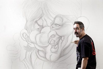 Joan Vizcarra ante dibujo gigante a lápiz del futbolista Messi.