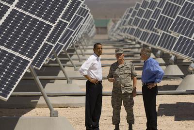 El presidente de EE UU, Barack Obama, en la base aérea militar de Nellis (Nevada), operada por Fotowatio Renewable Ventures.