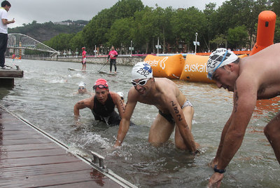 La travesía a nado del Club Deportivo avala la regeneración de la ría