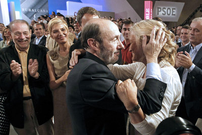 Alfredo Pérez Rubalcaba se abraza a su esposa Pilar Goya.