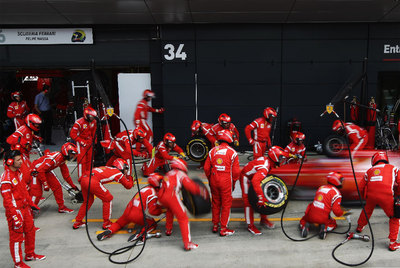 Alonso entra en boxes para cambiar los neumaticos.