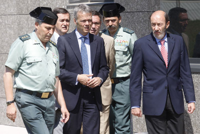 Rubalcaba y Antonio Camacho, en la inauguración del nuevo cuartel de la Guardia Civil en Intxaurrondo, en junio de 2009.