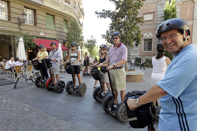 Turistas, montados en Segway, empezando una ruta en la plazuela de Santiago, cerca del Palacio Real.