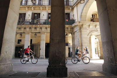 Un recorrido en bicicleta llega a la plaza Mayor.