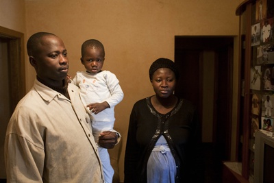 Anita Twenenoda con su marido y su hijo, que serán desalojados de su vivienda en Vic.