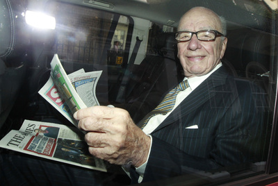El empresario Rupert Murdoch con ejemplares de dos de sus periódicos,  The Sun  y  The Times,  ayer en Londres.