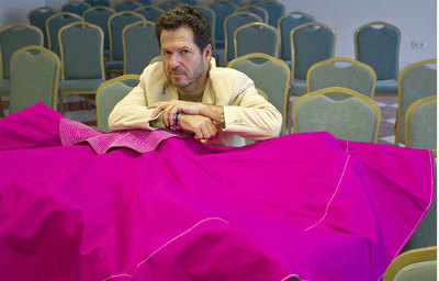 John Hemingway posaba ayer con un capote en Marbella.