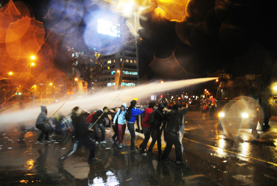 Trabajadores de Codelco, la empresa estatal del cobre, se enfrentan el lunes a la policía en Santiago.