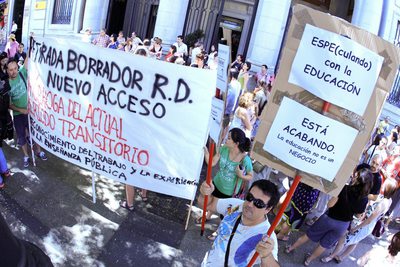 Un centenar de profesores protestan por los recortes en educación del Gobierno regional.