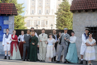 Los actores y cantantes de Tiempolírico ayer durante un ensayo.
