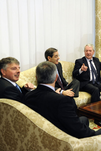 El consejero Carlos Aguirre, de espaldas, departe con los presidentes de BBK, Kutxa y Vital.
