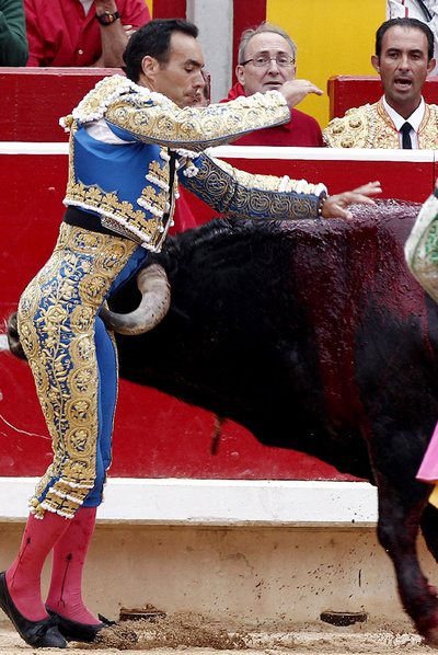 El Cid, en un revolcón con el primero de su tarde.