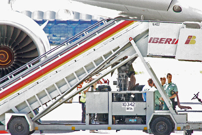 El cadáver del ciudadano cubano, en el momento de ser sacado del tren de aterrizaje en presencia de la Guardia Civil.