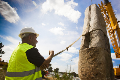 Un monumental 'Menhir' de Manolo Paz recibe en Lavacolla