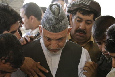 KARZAI LLORA POR SU HERMANO ASESINADO