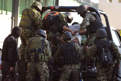 Militares mexicanos introducen en una furgoneta a presuntos miembros del cartel de Beltrán Leyva, en 2009 en México.