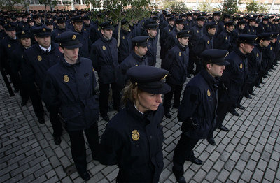 Presentación de nuevos agentes de la promoción de 2007 en la comisaría del distrito de Canillas.