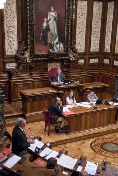 Joan Puigdollers presidiendo ayer el pleno extraordinario del Ayuntamiento.