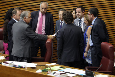 Los integrantes de la Mesa de las Cortes y los portavoces de los grupos, ayer, en una de las interrupciones de las votaciones.