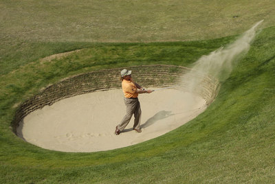 Jiménez saca la bola de un búnker.