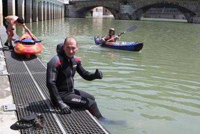 El nadador Carlos Peña poco antes de iniciar su travesía en el río Oria contra la esclerosis múltiple.