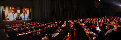 Arriba, sala de butacas de uno de los gigantescos cines con comida y cerveza que cada día se abarrotan en Austin. En este caso, se proyecta la película  Life aquatic:  todos los espectadores visten como su protagonista, Bill Murray. A la derecha, un acto publicitario en el Alamo Draft House.