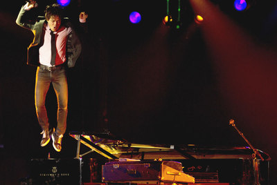 Jamie Cullum salta desde lo alto de su piano en su concierto de Vitoria.